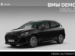 Saphirschwarz metallic (donker zwart metallic) Gebruikt 2025 BMW 225 Active Tourer Comfort Edition MPV | € 43.880 (Eerlijke prijs)