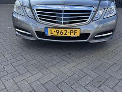 Grijs Gebruikt 2009 Mercedes E500 Avantgarde Sedan | € 14.750