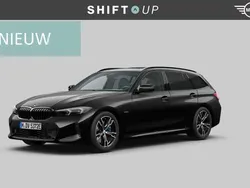 Zwart, metallic lak Gebruikt 2022 BMW 330e M Sport Stationwagen | € 44.940 (Iets duurder)
