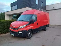Rood Gebruikt 2017 Iveco Daily MPV | € 16.335