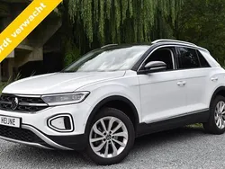 Wit Gebruikt 2024 VW T-Roc Style SUV | € 33.445 (Eerlijke prijs)