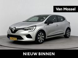 Grijs Gebruikt 2023 Renault Clio V Equilibre Hatchback | € 14.940 (Eerlijke prijs)