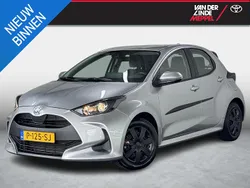Grijs Gebruikt 2022 Toyota Yaris Hybrid Active Hatchback | € 21.450 (Eerlijke prijs)