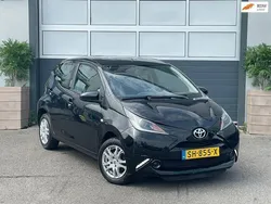 Zwart Gebruikt 2017 Toyota Aygo X-play Hatchback | € 9.995 (Goede deal)