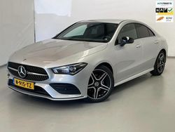 Grijs, metallic lak Gebruikt 2022 Mercedes CLA180 AMG Sedan | € 30.950 (Super prijs)