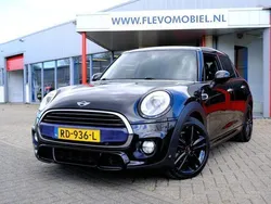 Zwart, metallic lak Gebruikt 2017 Mini Cooper Business Hatchback | € 18.250 (Eerlijke prijs)