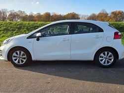 Wit Gebruikt 2016 Kia Rio MPV | € 9.000 (Eerlijke prijs)