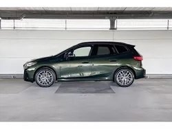Sanremo grun metallic (c4e) (groen metallic) Nieuw 2025 BMW 225 Active Tourer Comfort Edition MPV | € 59.705