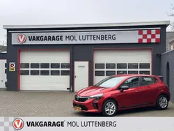 Rood Gebruikt 2024 Renault Clio V Evolution Hatchback | € 18.995 (Eerlijke prijs)