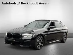 Zwart Gebruikt 2022 BMW 530e Executive Stationwagen | € 44.890 (Goede deal)