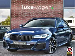 Blauw, metallic lak Gebruikt 2021 BMW 530 M Sport Stationwagen | € 41.900 (Eerlijke prijs)