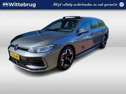 Grijs, metallic lak Gebruikt 2024 VW Passat Business Stationwagen | € 42.950 (Iets duurder)