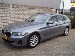 Grijs, metallic lak Gebruikt 2022 BMW 520 Comfort Edition Stationwagen | € 37.450 (Eerlijke prijs)