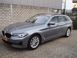 Grijs, metallic lak Gebruikt 2022 BMW 520 Comfort Edition Stationwagen | € 39.850 (Eerlijke prijs)