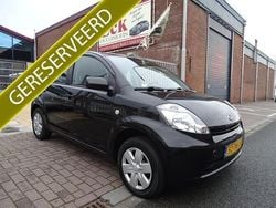 Zwart Gebruikt 2006 Daihatsu Sirion Hatchback | € 2.750 (Eerlijke prijs)
