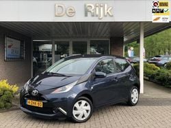 Blauw Gebruikt 2015 Toyota Aygo X-play Hatchback | € 8.245 (Eerlijke prijs)