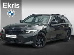 Saphirschwarz metallic (zwart metallic) Gebruikt 2024 BMW 320e Comfort Edition Stationwagen | € 43.900 (Eerlijke prijs)