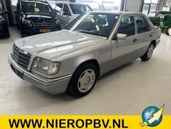 Zilver Gebruikt 1993 Mercedes E200 Sedan | € 5.500