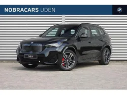 Saphirschwarz Nieuw 2025 BMW iX1 M Sport SUV | € 56.077 (Goede deal)