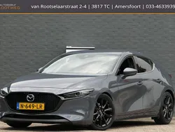 Grijs, metallic lak Gebruikt 2021 Mazda 3 Luxury Hatchback | € 22.950 (Eerlijke prijs)