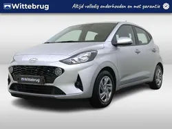 Grijs, metallic lak Gebruikt 2023 Hyundai i10 Comfort Hatchback | € 14.925 (Eerlijke prijs)