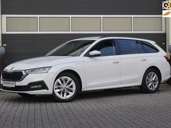 Wit (metallic) Gebruikt 2022 Skoda Octavia Business Line Stationwagen | € 20.900 (Super prijs)