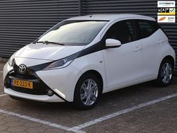 Wit Gebruikt 2015 Toyota Aygo X-pure Hatchback | € 7.950 (Eerlijke prijs)