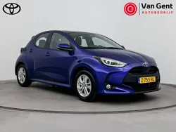 Blauw Gebruikt 2024 Toyota Yaris Hybrid Active Hatchback | € 21.999 (Eerlijke prijs)