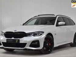 Wit Gebruikt 2022 BMW 330 Executive Stationwagen | € 36.995 (Eerlijke prijs)