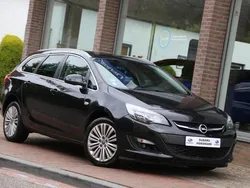 Zwart, metallic lak Gebruikt 2014 Opel Astra Design Edition Stationwagen | € 7.950 (Eerlijke prijs)