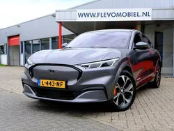 Grijs, metallic lak Gebruikt 2021 Ford Mustang Mach-E SUV | € 26.750 (Eerlijke prijs)