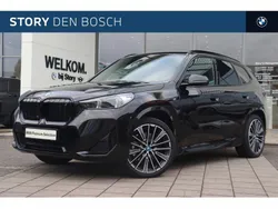 Saphirschwarz (donker zwart metallic) Gebruikt 2023 BMW iX1 Comfort Edition SUV | € 44.950 (Eerlijke prijs)