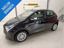 Zwart Gebruikt 2021 Toyota Aygo X-play Hatchback | € 11.700 (Eerlijke prijs)