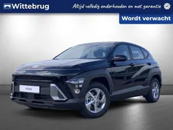 Grijs, metallic lak Nieuw 2025 Hyundai Kona Comfort SUV | € 33.425 (Eerlijke prijs)