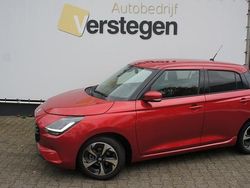Rood (metallic) Gebruikt 2025 Suzuki Swift Style Hatchback | € 22.950 (Duur)