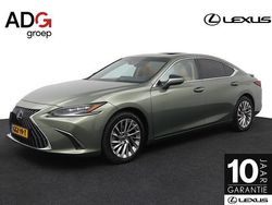 Groen (metallic) Gebruikt 2024 Lexus ES300H Executive Line Sedan | € 55.950 (Duur)