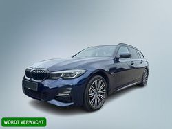 Blauw (metallic) Gebruikt 2022 BMW 330e M Sport Stationwagen | € 33.900 (Eerlijke prijs)