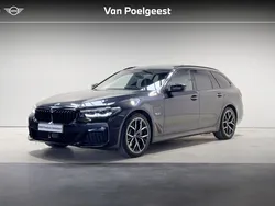 Grijs, metallic lak Gebruikt 2023 BMW 530e M Sport Stationwagen | € 49.895 (Iets duurder)