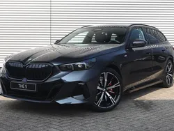 Sophistograu Nieuw 2024 BMW 520 M Sport Stationwagen | € 94.898 (Duur)