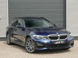 Blauw, metallic lak Gebruikt 2022 BMW 330e M Sport Stationwagen | € 37.950 (Eerlijke prijs)