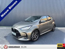 Bruin, metallic lak Gebruikt 2022 Toyota Yaris Hatchback | € 21.950 (Eerlijke prijs)