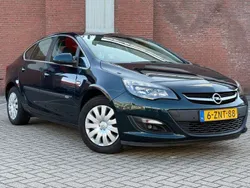 Groen Gebruikt 2015 Opel Astra Design Edition Sedan | € 9.995 (Goede deal)