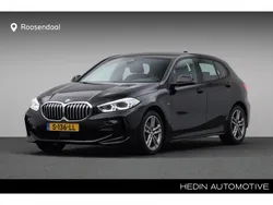 Zwart, metallic lak Gebruikt 2023 BMW 118 M Sport Hatchback | € 29.880 (Eerlijke prijs)