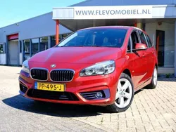 Rood, metallic lak Gebruikt 2016 BMW 220 Gran Tourer Sport Line MPV | € 17.950 (Eerlijke prijs)