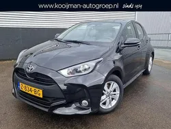 Zwart Gebruikt 2024 Toyota Yaris Hybrid Active Hatchback | € 23.699 (Eerlijke prijs)