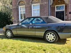 Zwart Gebruikt 1993 Mercedes E300 Cabriolet | € 23.000
