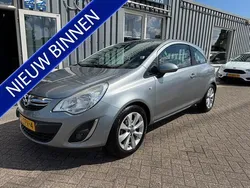 Grijs, metallic lak Gebruikt 2012 Opel Corsa Edition Hatchback | € 3.650 (Eerlijke prijs)