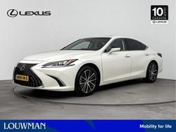 Sonic white (wit metallic) Gebruikt 2024 Lexus ES300H Business Edition Sedan | € 49.995 (Eerlijke prijs)