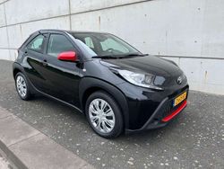 Zwart, metallic lak Gebruikt 2022 Toyota Aygo Play Hatchback | € 15.890 (Eerlijke prijs)