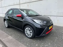 Zwart, metallic lak Gebruikt 2022 Toyota Aygo Play Hatchback | € 15.890 (Eerlijke prijs)